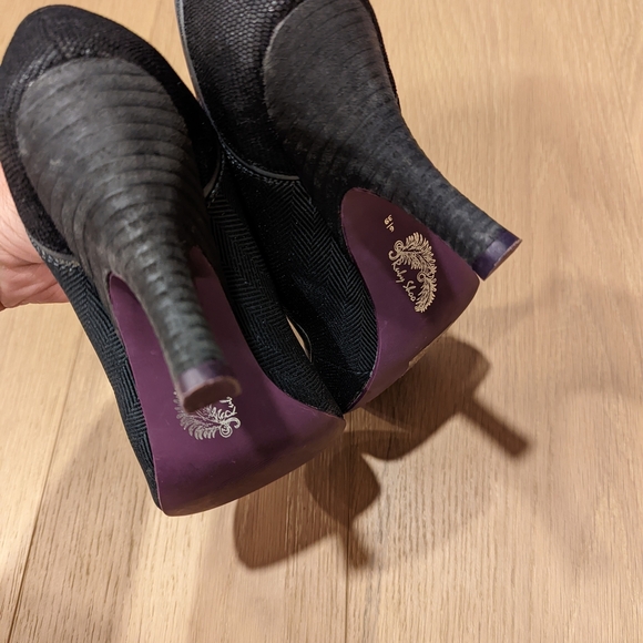 Stylish Gray Heeled Shoes - Picture 7 of 11